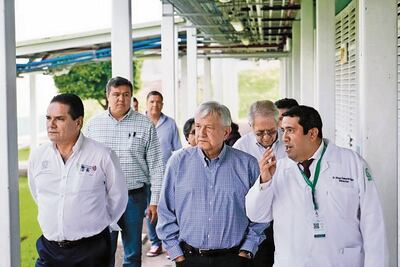 Nos faltan 200 mil médicos en el país, dice AMLO