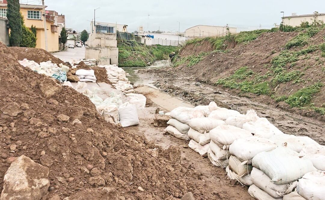 Vecinos de San José del Jaral acusan que las autoridades dejaron inconclusos los trabajos de colocación de costales a la orilla del río. Foto: Rebeca Jiménez. EL UNIVERSAL