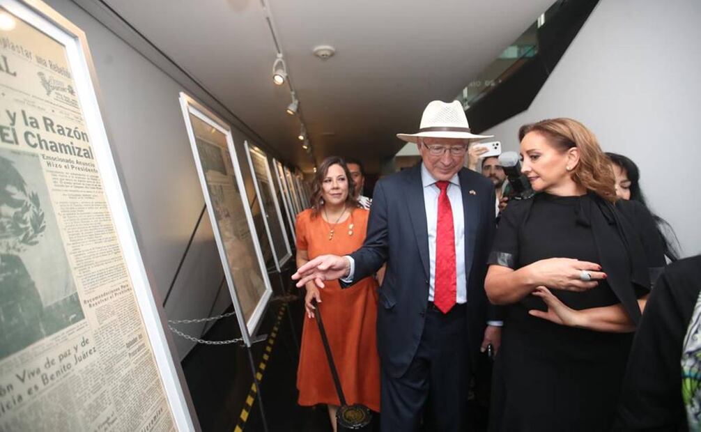 El embajador Ken Salazar estuvo presente en la inauguración de las portadas relacionadas a la relación entre México y Estados Unidos / Foto: Francisco Rodríguez