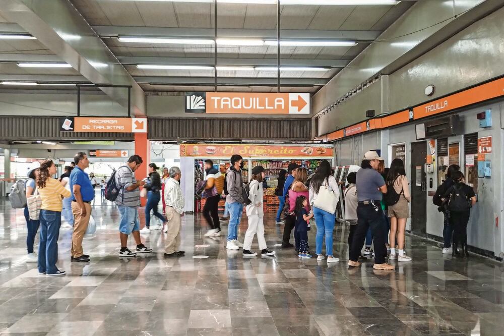 La Línea 7 se convirtió en la cuarta en dejar de usar boletos, por lo que los usuarios tuvieron que comprar o recargar su tarjeta. Foto: Gabriel Pano / El Universal