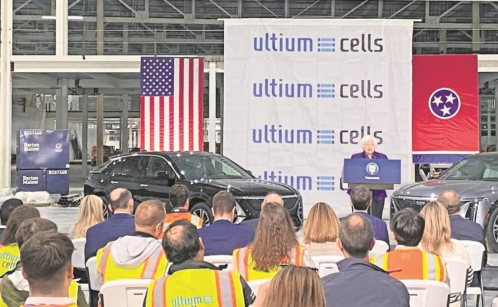 La secretaria del Tesoro de Estados Unidos, Janet Yellen, en la futura planta de baterías Ultium Cells en Spring Hill, Tennessee, el jueves pasado.