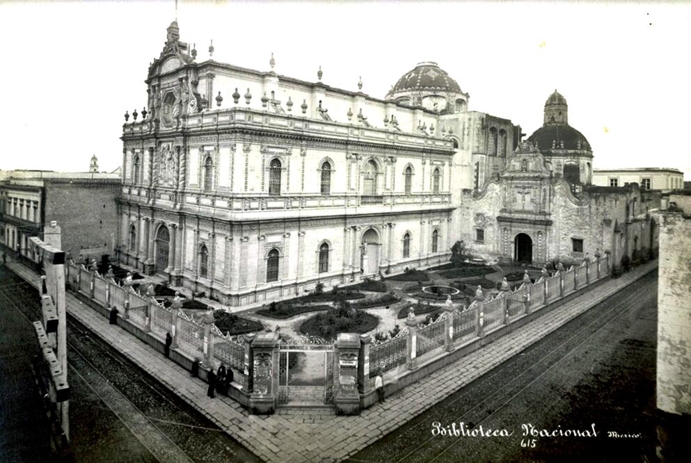 El templo de San Agustín, ubicado en la actual esquina de República de Uruguay e Isabel la Católica, a finales del siglo XIX. Este inmueble quedó concluido en 1692, reemplazando una construcción anterior que había sido destruida por un incendio; en 1884 se convirtió en la Biblioteca Nacional, actualmente se encuentra en remodelación. Imagen: Cornell University Library