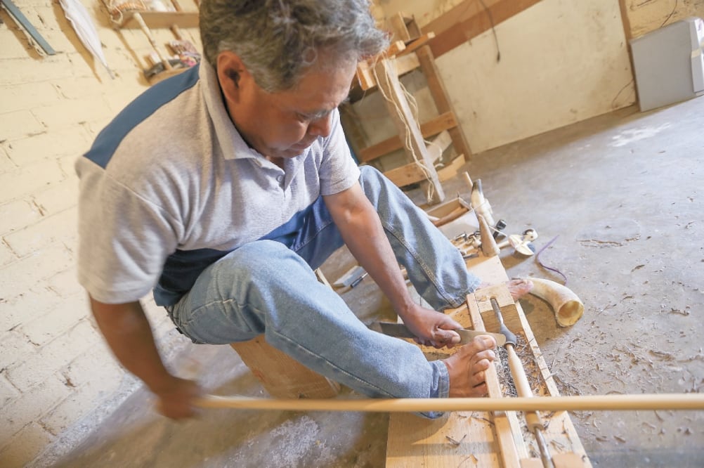 Angel López Carbajal, originario de San Antonio La Isla, es uno de los tres artesanos en el Estado de México que realiza artesanias con el torno de violín. Fotos/JORGE ALVARADO. EL UNIVERSAL