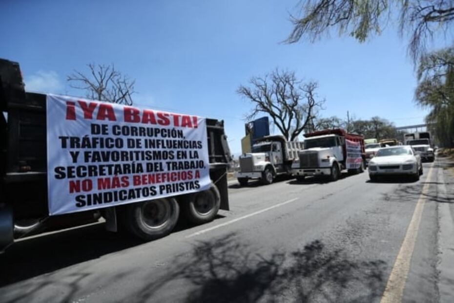 Transportistas bloquean la Tenango-Toluca; protestan contra "contratos de protección"