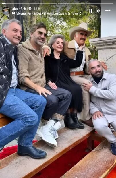 Viuda e hijos de Vicente Fernández posan junto a la estatua de Chente a dos años de su muerte.