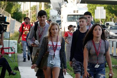 Tras masacre, alumnos de Parkland vuelven a clases con seguridad reforzada