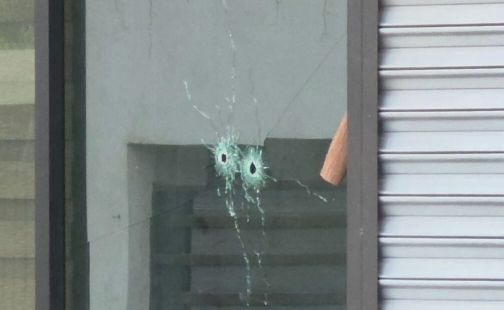 Jóvenes armados dispararon contra la fachada y el ventanal de un negocio de sushi.  01/09/2026 | Foto: Especial.