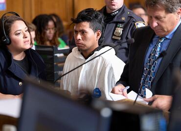 Acusan formalmente al responsable de quemar viva a una mujer en metro de Nueva York; observó sentado mientras ella se quemaba