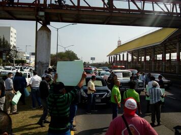 Transportistas bloquean Avenida Central; piden apoyos económicos en Edomex