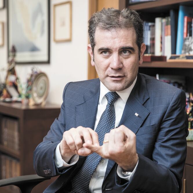 Lorenzo Córdova (INE) asegura que sería una pena que las primeras elecciones de AMLO se pongan en riesgo por dinero. ARCHIVO EL UNIVERSAL