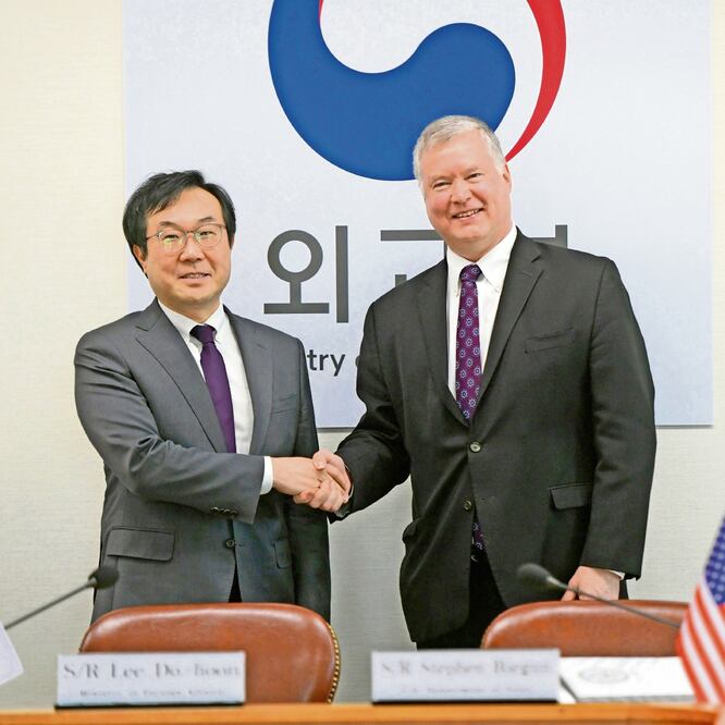 e Do-hoon, enviado de Seúl para la península de Corea, y Stephen Biegun, representante especial de Washington para Pyongyang. LEAH MILLIS. REUTERS