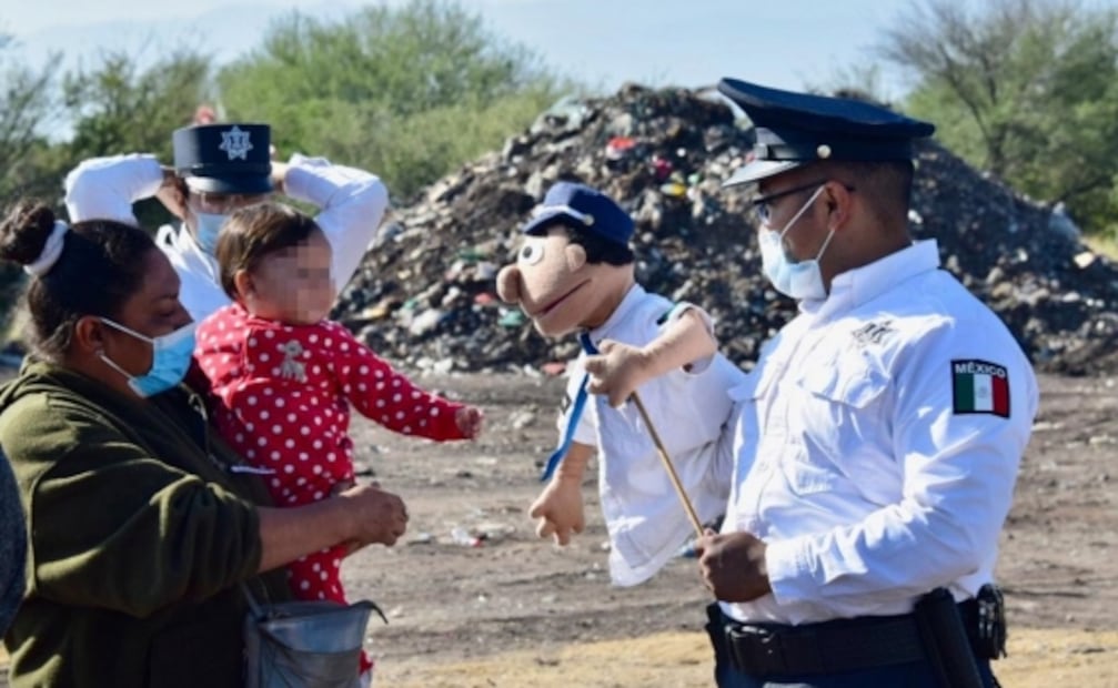 Policías donan regalos y despensas a hijos de pepenadores en Tamaulipas