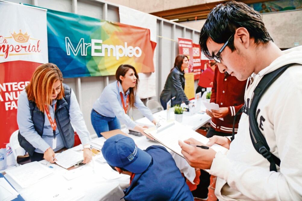 Esta casa editorial publicó que 24 millones de mexicanos ganan 5 mil pesos al mes, mientras que sólo 6% de la población ocupada percibe 12 mil pesos (ARCHIVO EL UNIVERSAL)