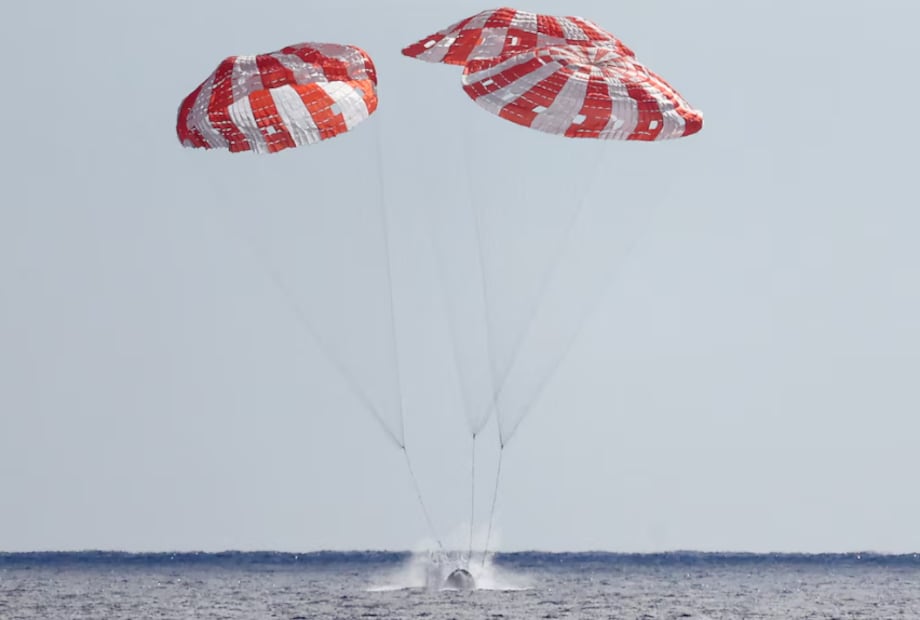 Paracaídas que reducirán la velocidad de descenso de la cápsula Orion para el amerizaje de la misión Artemis II. Foto: NASA