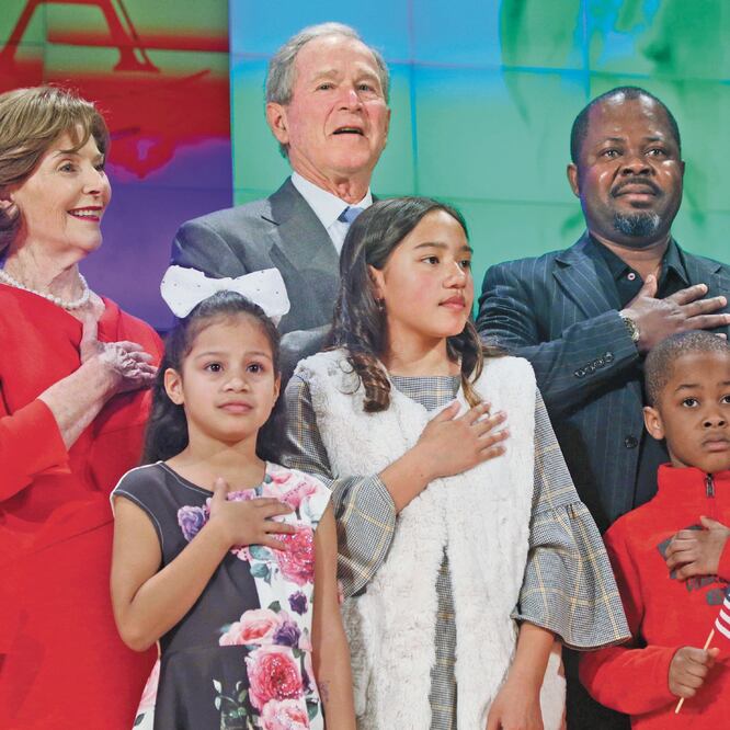 El expresidente George W. Bush abogó, en Dallas, por los migrantes que cruzan para EU; afirmó que llevan “energía, talento, fe” y, además, “son una bendición”. ROSE BACA. AP