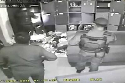 Investigan a 4 policías por supuestamente plantar drogas en bar de la Roma