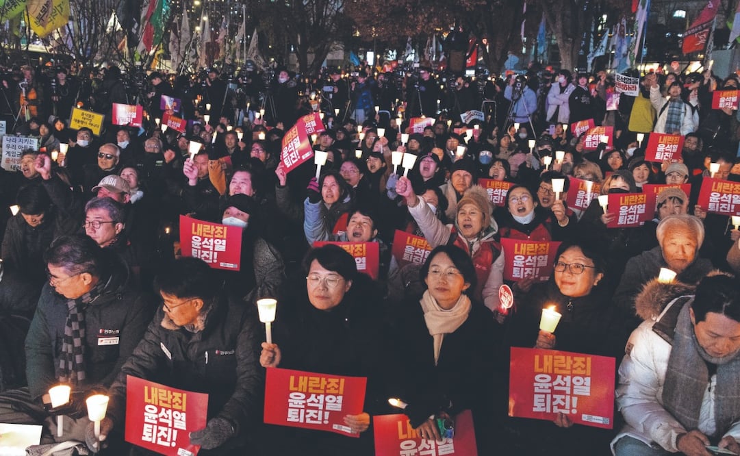 Miembros de la Confederación Coreana de Sindicatos y otros grupos en una manifestación contra el presidente de Corea del Sur, Yoon Suk-yeol, en Seúl. Foto: de JEON HEON-KYUN. EFE