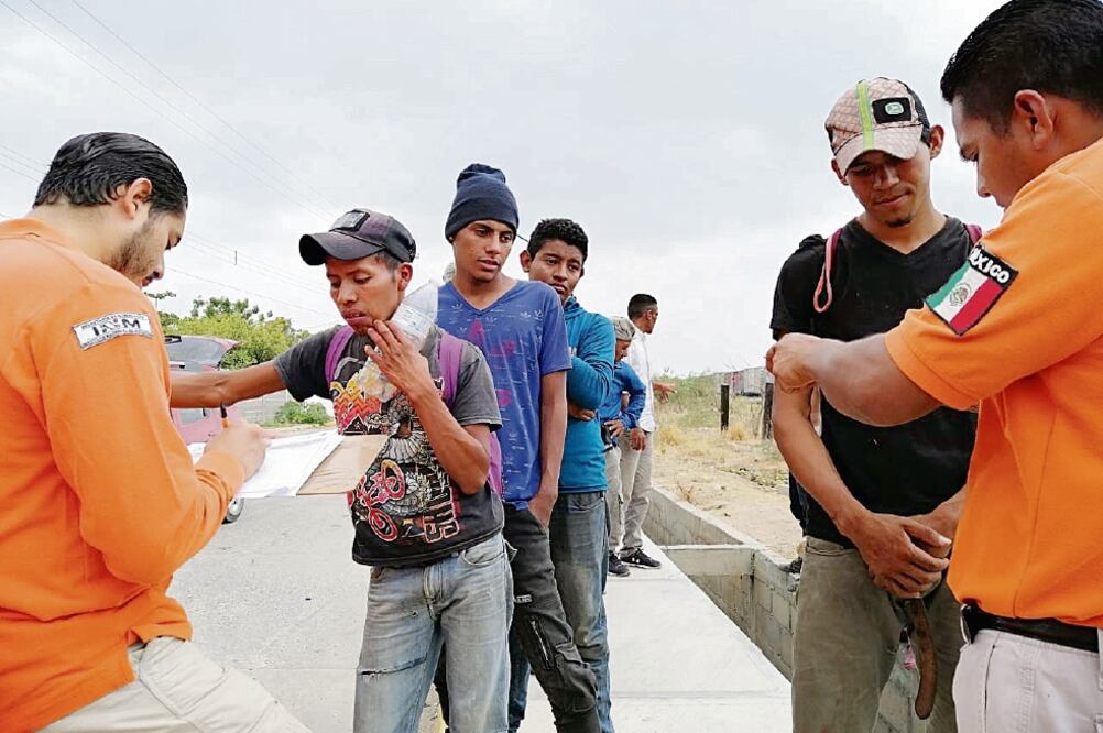 Los menores que ingresan al país en caravanas de migrantes deben recibir el estatus de refugiados y evitar su deportación, señala un juez federal.