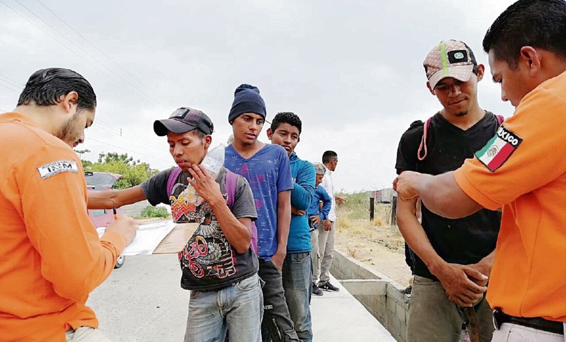 Los menores que ingresan al país en caravanas de migrantes deben recibir el estatus de refugiados y evitar su deportación, señala un juez federal.