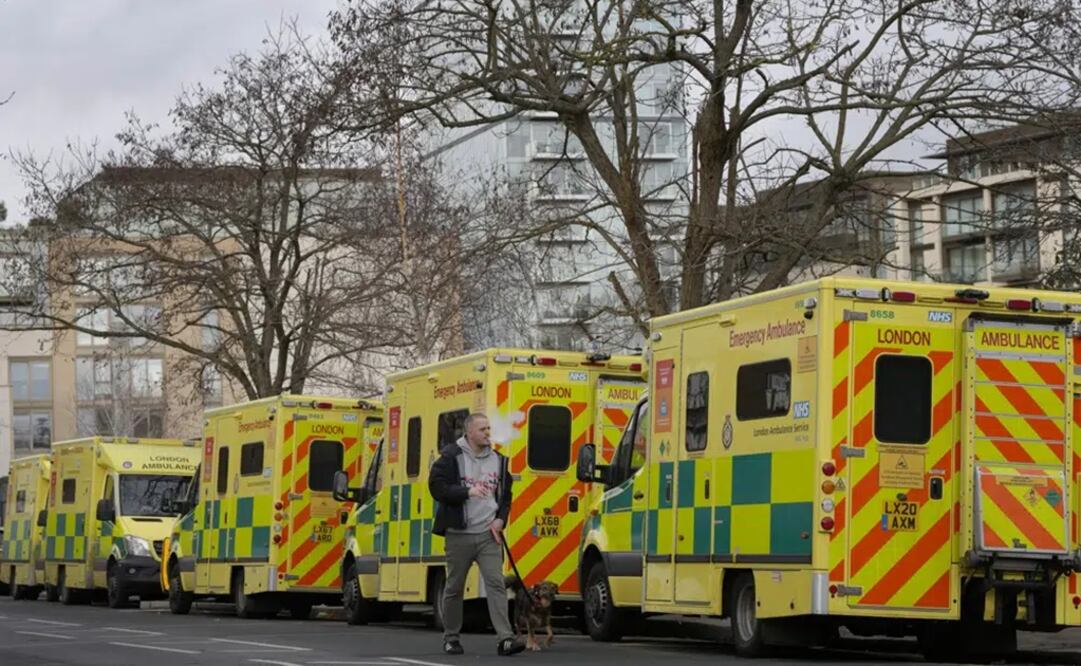 Miles de trabajadores de ambulancias en Gran Bretaña están organizando una huelga de 24 horas. Foto: AP 