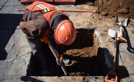 Realizan primeras calas en Zócalo capitalino