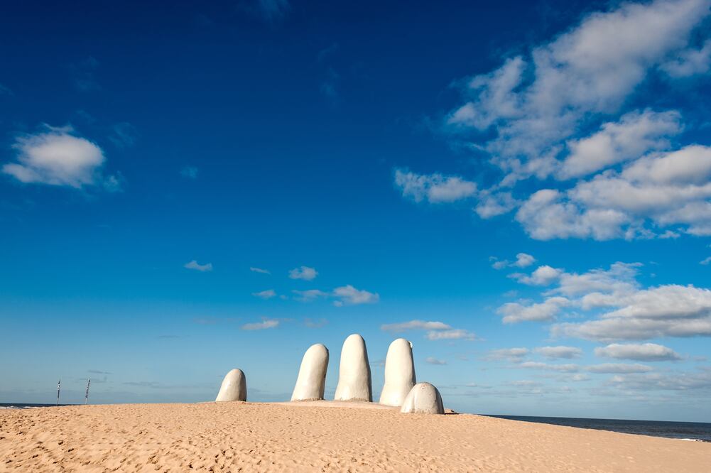 En Playa Braya se instaló la emblemática escultura La mano sobre la arena. (Foto: Sebastían Freire)