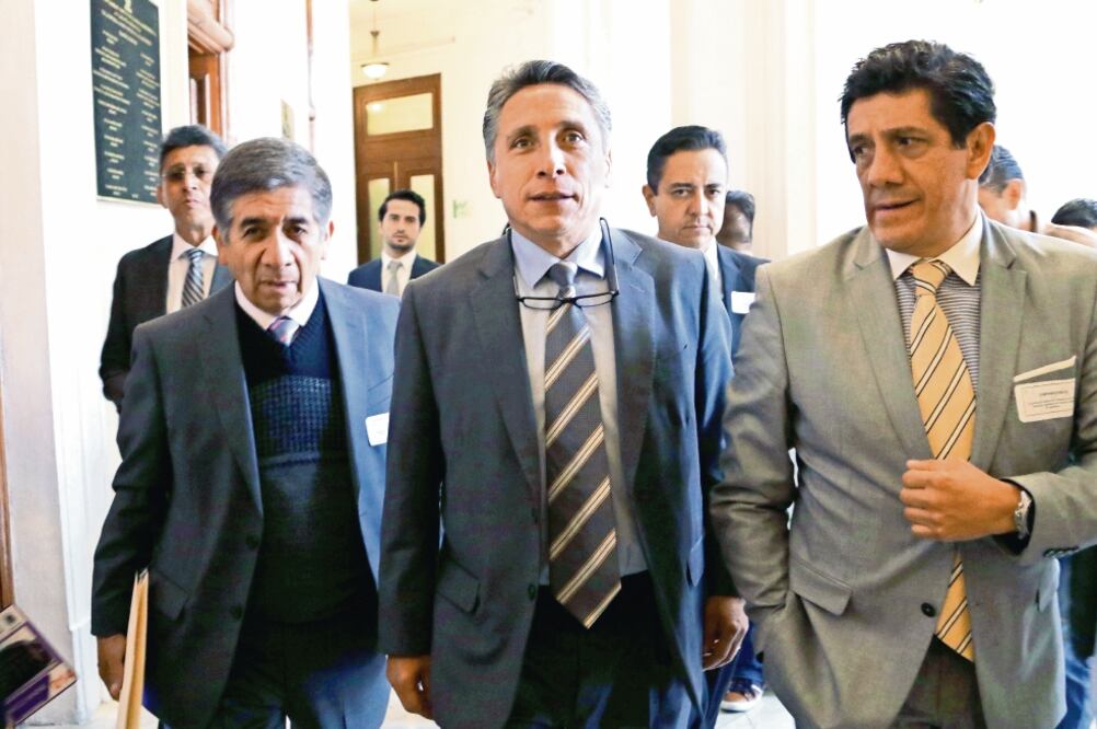 Manuel Negrete no respondió preguntas de la prensa tras su salida del Congreso. Foto: CARLOS MEJÍA. EL UNIVERSAL