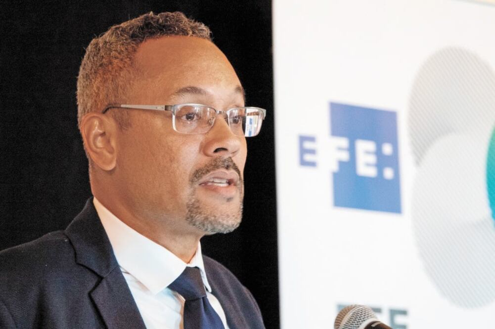 Christopher Barnes fue elegido vicepresidente de la SIP en 2018, y ayer recibió el bastón de mando de manos de María Elvira Domínguez. Foto/CRISTOBAL HERRERA. EFE