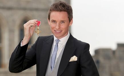 Eddie Redmayne recibe la Orden del Imperio Británico