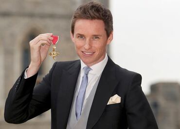 Eddie Redmayne recibe la Orden del Imperio Británico