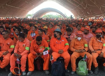 AMLO conmemora el Día del Trabajo con miles de trabajadores en Dos Bocas