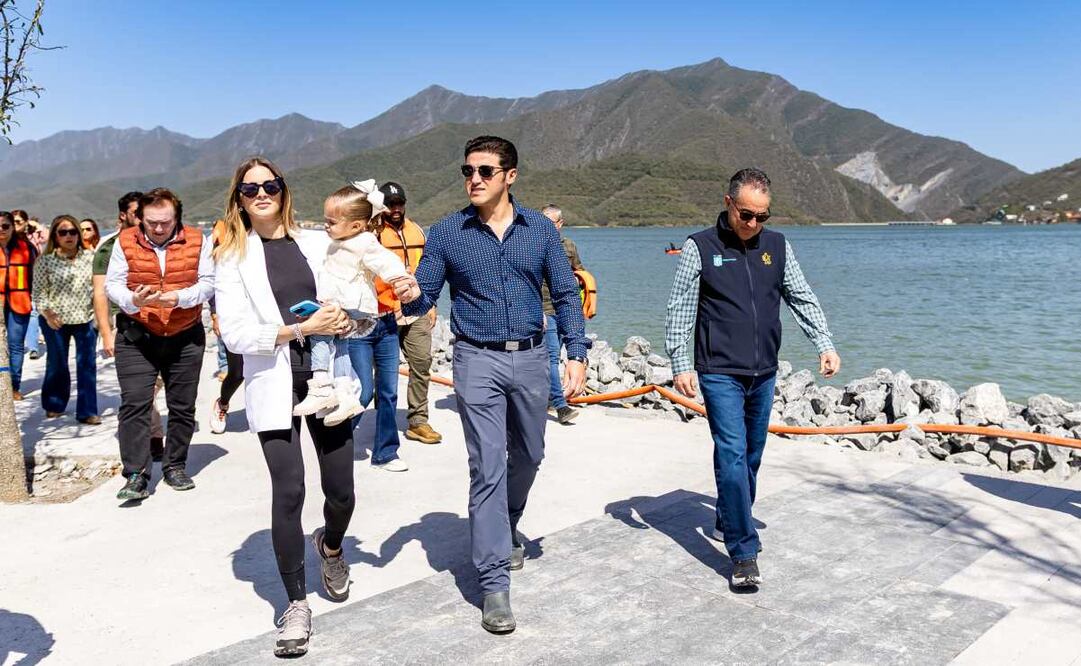 Samuel García, junto a su esposa Mariana Rodríguez e hija Mariel, supervisa nuevo malecón en Presa La Boca. Foto: Especial