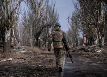 Ucrania cumple 500 días de resistencia en la guerra mientras recibe bombas de racimo