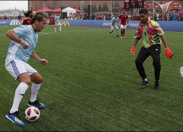 Golean a Jorge Campos en partido de leyendas en Rusia