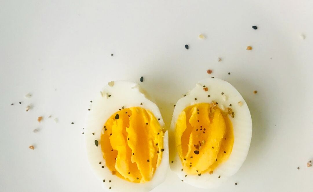 De acuerdo con el portal de la academia Española de Nutrición dietética, dos huevos medianos cubren un tercio de las ingesta diaria de proteína. Foto: Unplash