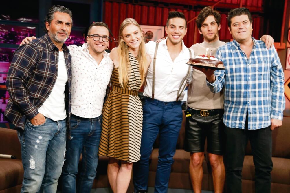 Raúl Araiza, Mauricio Mancera, Ana Layevska, Mauricio Garza, Vadhir Derbez y Jorge Van Rankin festejaron durante la grabación de su programa en estudios de la XEW. Foto: AGUSTÍN SALINAS. EL UNIVERSAL