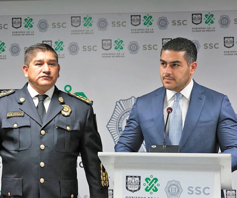 Omar García Harfuch (derecha), secretario de Seguridad Ciudadana de la CDMX, afirmó que “es la primera vez que tenemos nueve detenidos con órdenes de aprehensión, todo apegado a derecho, y se cierran tres casos a la vez”. ESPECIAL