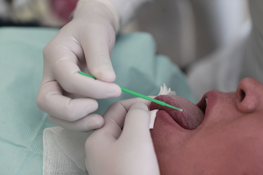 Patient being screened for oral cancer – Photo: Alejandra Leyva/EL UNIVERSAL