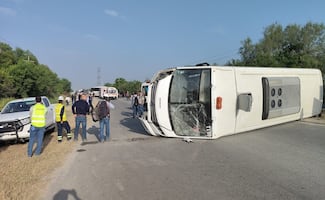 Tres muertos y 29 heridos tras choque de dos camiones y un auto en Pesquería, Nuevo León; vuelca unidad de transporte de personal