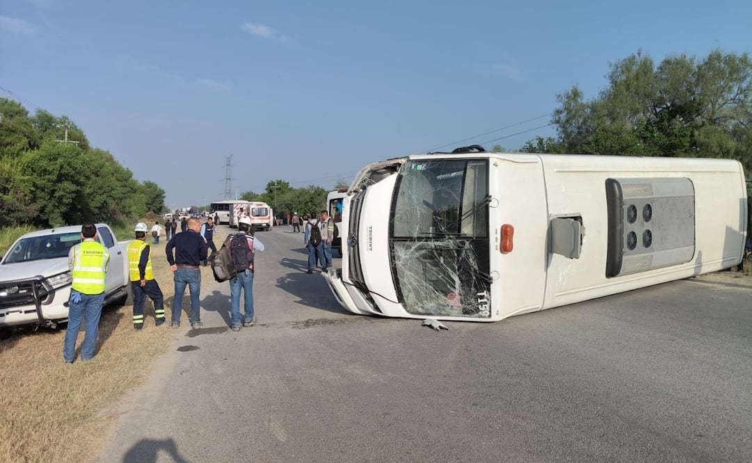 Tres muertos y 29 heridos tras choque de dos camiones y un auto en Pesquería, Nuevo León; vuelca unidad de transporte de personal. Foto: Especial