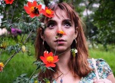 Natalia Téllez luce su embarazo con un radiante look de mezclilla