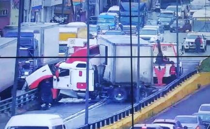 Choque de tráiler colapsa paso del Mexibús en Coacalco