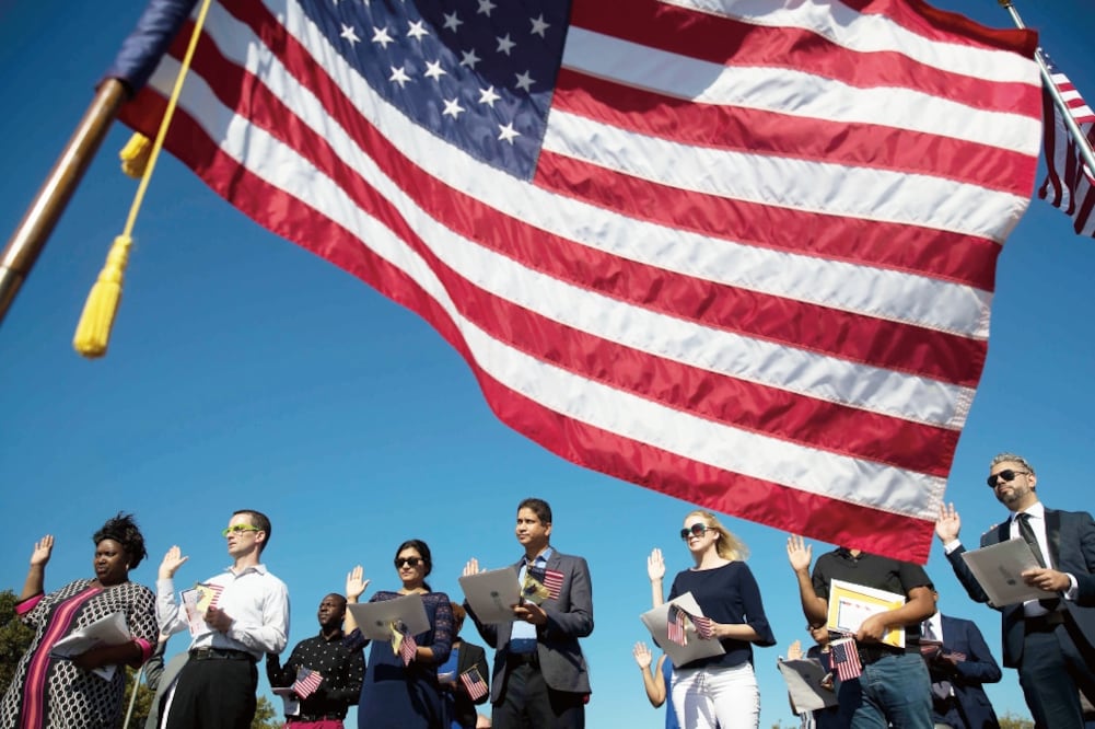 Un grupo de 35 migrantes tomaron ayer juramento durante una ceremonia de naturalización en Liberty State Park, en Nueva Jersey. (DREW ANGERER. AFP)