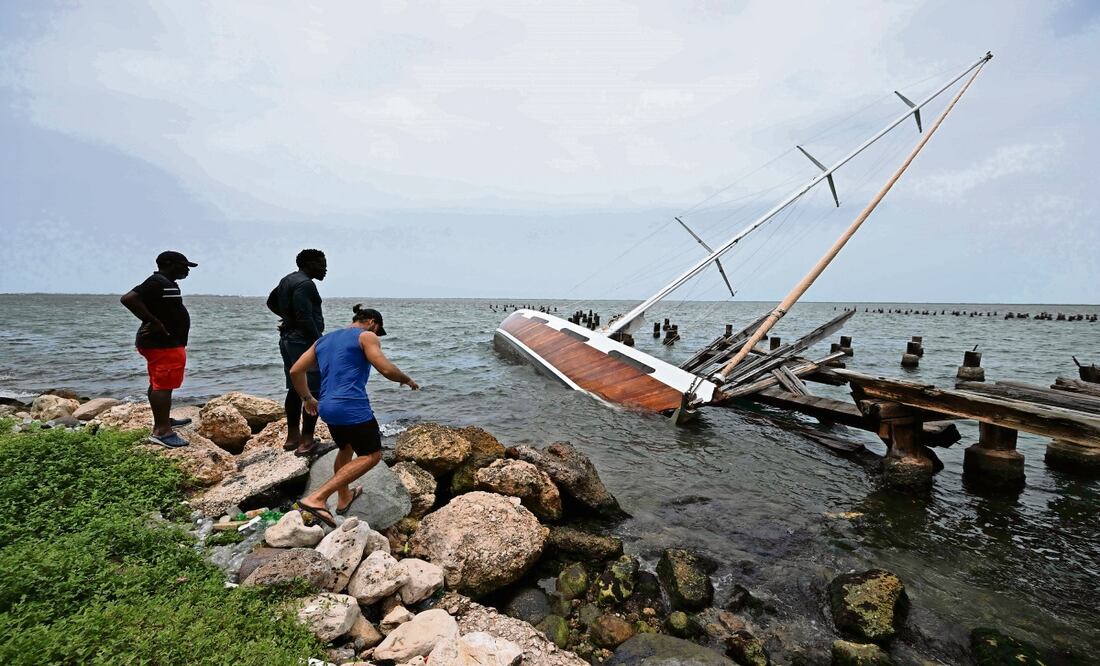 El yate Perseverance , después de que, según se informó, fue arrastrado por el huracán Beryl desde Port Royal, hasta la costa de Kingston, en Jamaica. Foto: de
