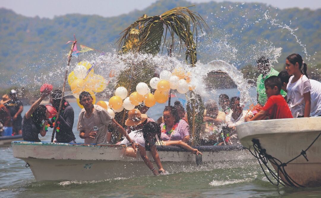 Las personas se arrojan agua del mar, una batalla en la que todos terminan empapados, una forma de recibir bendiciones. Foto: de Edwin Hernández
