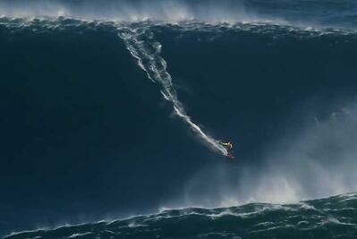 Surfean la ola más grande del mundo