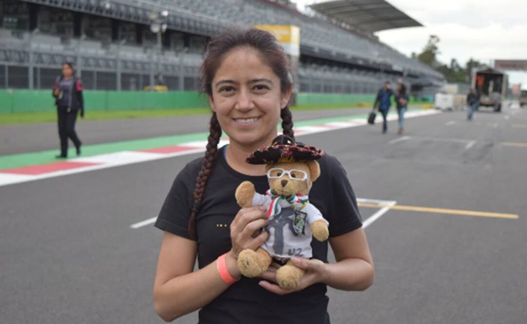 María Martínez arropa a un osito de peluche que ha seguido a la banda en cada ciudad de su actual gira  FOTO: Antonieta Ramos