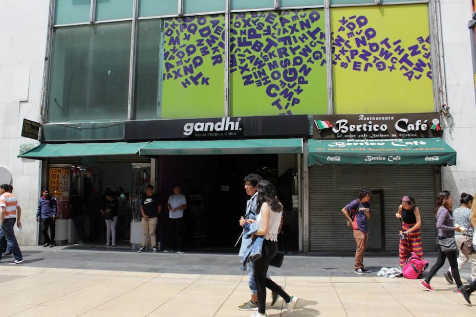 Vista actual de la calle de Madero número 32 en la Col. Centro donde en los años 30' el compositor Guty Cárdenas a los 26 años fue asesinado en medio de una pelea dentro de la cantina Bach. Foto Elisa Villa Roman/ El Universal