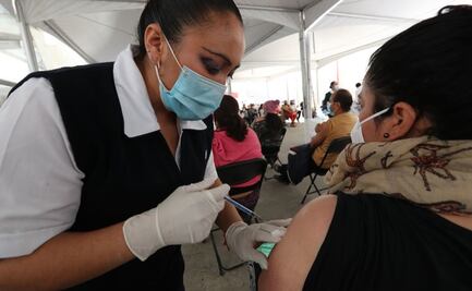 Esperan en filas por su segunda dosis contra Covid-19 en estadio Nemesio Díez