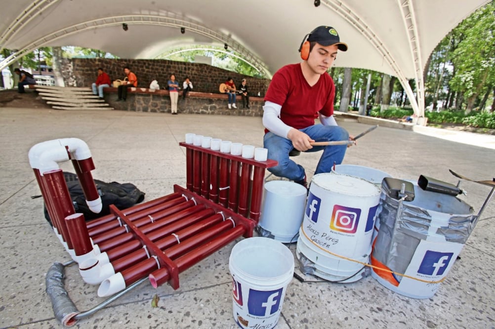Alexis dice que su sueño es radicar en Canadá, donde su actividad es considerada una profesión; también dice que en Londres y Australia tienen buen recibimiento este tipo de musicalizaciones. Foto: JORGE ALVARADO. EL UNIVERSAL